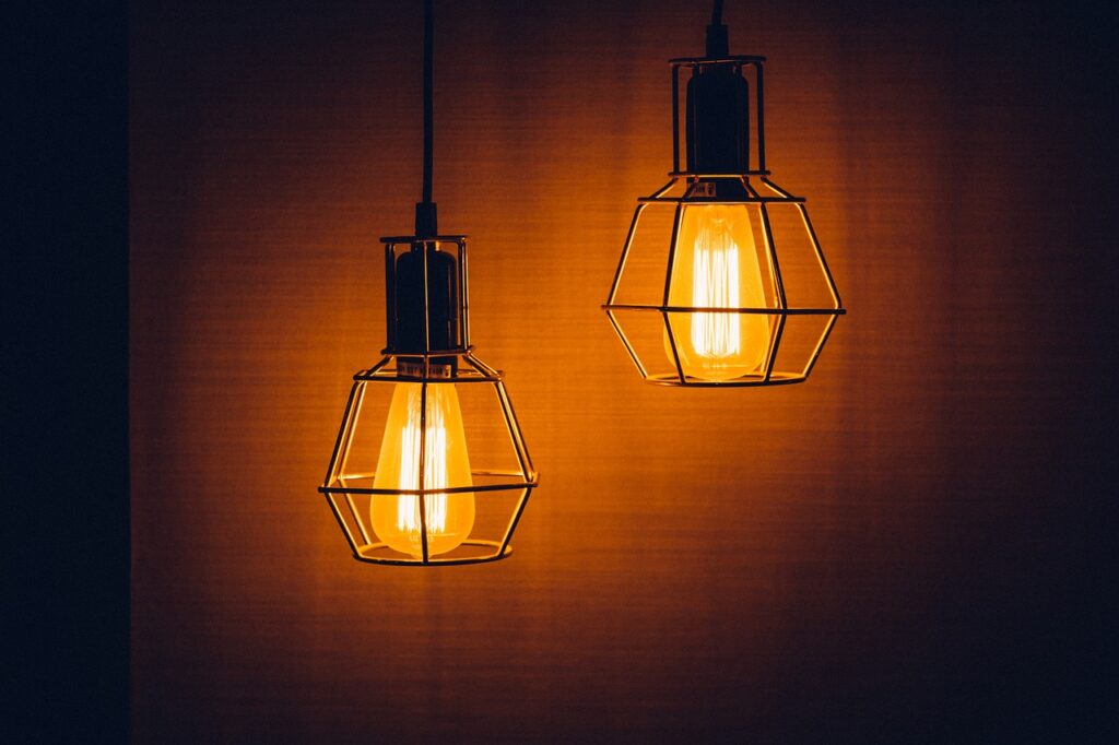 https://pixabay.com/pt/photos/l%C3%A2mpadas-luzes-eletricidade-1603766/