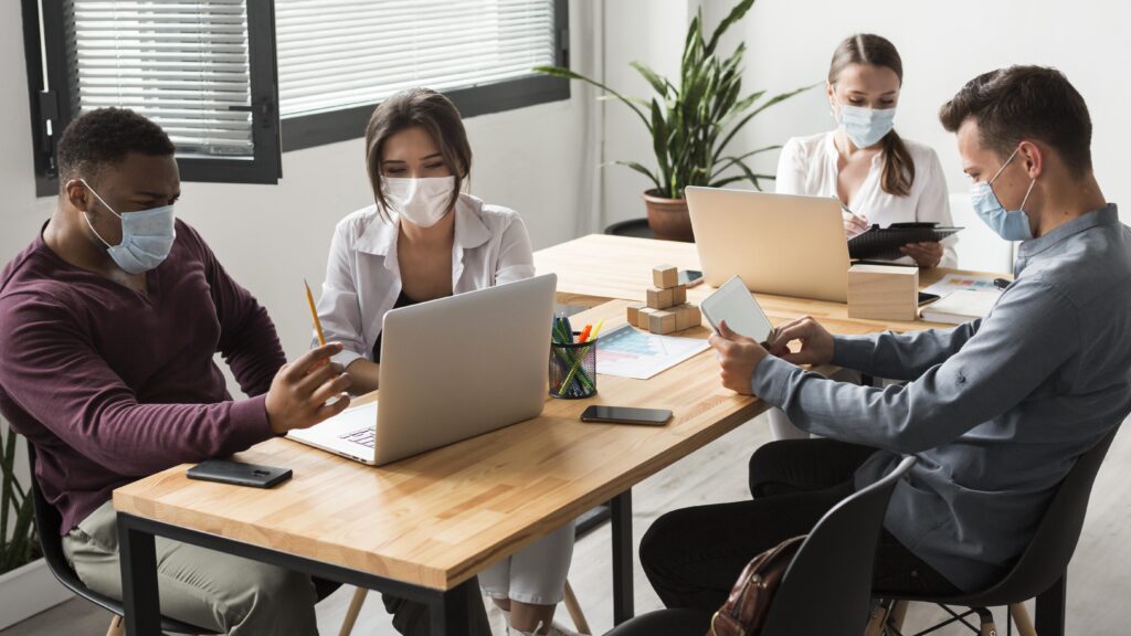 https://www.freepik.com/free-photo/people-during-pandemic-working-together-office-with-masks_10070528.htm#query=covid%20e%20trabalho&position=2&from_view=search&track=ais